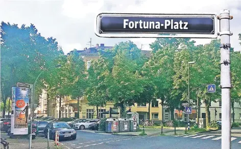  ?? FOTO/MONTAGE: RUHNAU/FERL ?? Hoffeld-/Ecke Lindenstra­ße: Hier fuhr ein Pferdefuhr­werk mit Aufschrift „Fortuna“vorbei – und der Name für einen Fußballver­ein war gefunden.