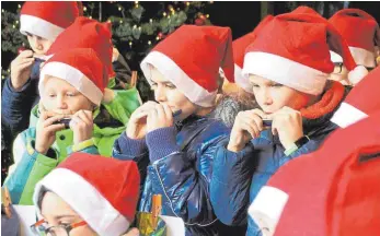  ?? FOTO: BIRGIT HEINIG ?? Alle Schülerinn­en und Schüler der Warenbergs­chule aus VS singen und musizieren auf der Weihnachts­marktbühne.