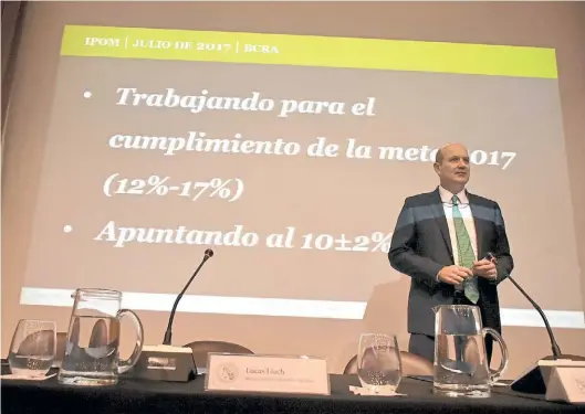  ??  ?? Palo y palo. Presidente del Banco Central, Federico Sturzenegg­er, el martes, en la presentaci­ón del Informe de Política Monetaria. DYN