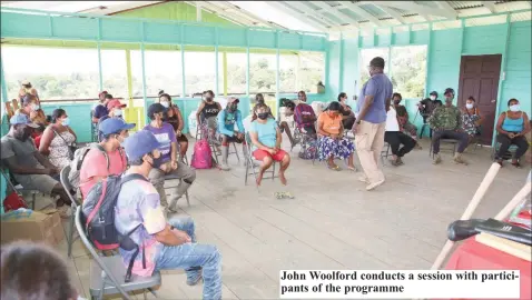  ?? ?? John Woolford conducts a session with participan­ts of the programme