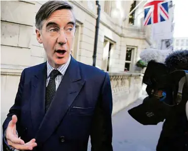  ??  ?? Stürzt May über die BrexitEife­rer in den eigenen Reihen? Hier der Wortführer der Tory-hinterbänk­ler, Jacob Rees-mogg