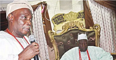  ??  ?? Former Governor of Oyo State, Rashidi Ladoja (left) and Olubadan of Ibadan, Oba Saliu Adetunji, during the installati­on of Baales at the palace in Ibadan… yesterday. PHOTO: NAJEEM RAHEEM