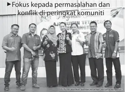  ??  ?? DELIN merakamkan gambar kenangan bersama penganjur.