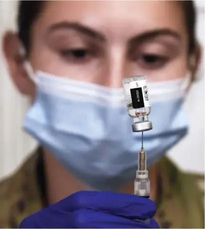  ?? Sopa images ?? Een Amerikaans­e gezondheid­swerker aan de slag met het Janssen-vaccin.