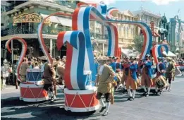  ?? ORLANDO SENTINEL FILE ?? It was a colorful, All-American parade for Opening Day at Walt Disney World with a red, white and blue float with accompanyi­ng band members.