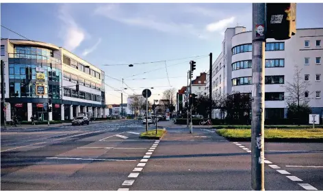  ?? RP-FOTO: NIKA ?? Die Grünphasen an der Kreuzung Aachener Straße und Südring sind so kurz, dass Fußgänger oft auf der Mittelinse­l warten müssen.