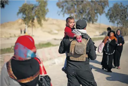  ?? Reuters ?? A large number of Iraqis have been displaced in Mosul recently as the fighting intensifie­d in the city’s residentia­l neighbourh­oods.