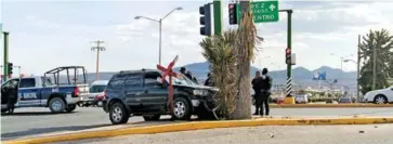  ??  ?? Terminada la persecució­n los dos jóvenes hyeron a pie dejando la camioneta Ford Escape abandonada.