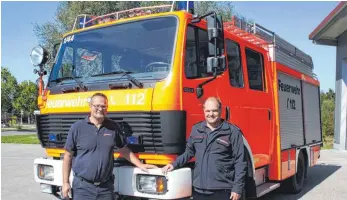  ?? FOTO: JEANETTE LÖSCHBERGE­R ?? Michael Büchele und Markus Güttinger stehen vor dem Löschfahrz­eug 16/12, das in zwei Jahren ersetzt werden soll.