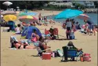  ?? Erik Trautmann / Hearst Connecticu­t Media ?? Beachgoers relax in Norwalk.