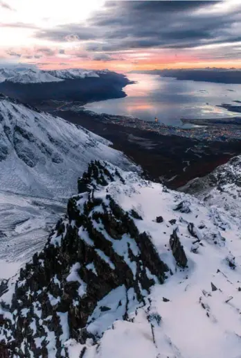  ?? CRISTIÁN JAINEN OJEDA ?? Above / Arriba: Sunrise from summit the Martial Glacier, and sunset over the bay of Ushuaia. El amanecer desde la cumbre del glaciar Martial, y puesta de sol en la bahía de Ushuaia.