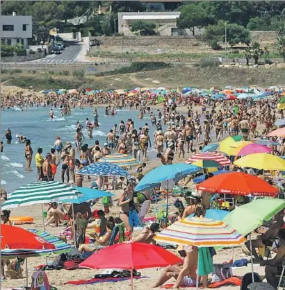  ?? VICENÇ LLURBA ?? La playa de la Arrabassad­a de Tarragona, ayer, repleta de bañistas