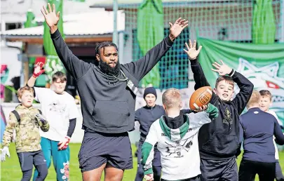  ?? [Alexander Forst] ?? Raiders-Profi Christian Wilkins begeistert­e beim Camp der Danube Dragons.