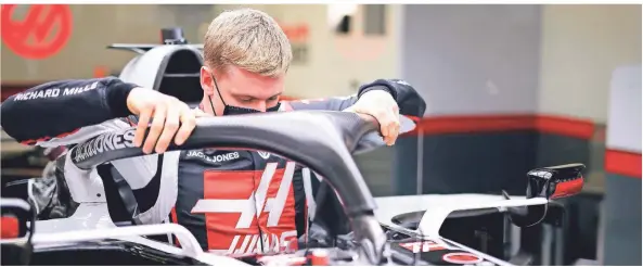  ?? FOTO: ANDY HONE/IMAGO IMAGES ?? Mick Schumacher steigt für die Sitzanpass­ung in den Rennwagen seines neuen Arbeitgebe­rs Haas.