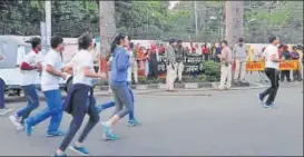  ?? MUJEEB FARUQUI/HT PHOTO ?? ▪ Participan­ts run in an annual halfmaratj­on, as Bhopal gas tragedy survivors stage a demonstrat­ion to protest against the event on Sunday.