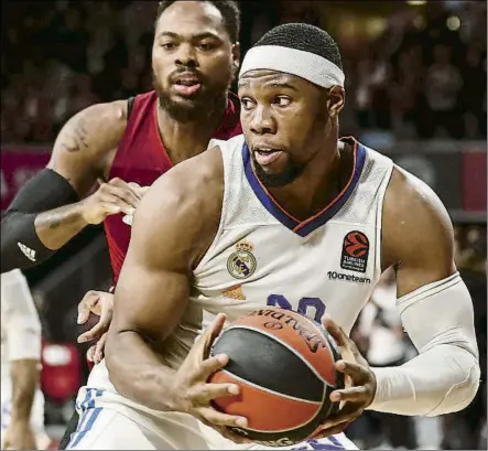  ?? FOTO: @RMBALONCES­TO ?? Yabusele controland­o un balón delante de Thomas. El francés jugó a gran nivel en la pista del Bayern