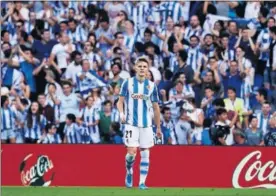  ??  ?? Odegaard mira a la banda mientras Anoeta celebra un gol de la Real.