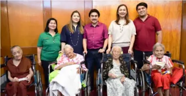  ?? BACOLOD CITY PIO ?? BACOLOD City officials led by Mayor Evelio Leonardia turn over the check worth P100,000 each to four of the eight centenaria­ns (seated, from left) Trinidad Piccio, 103; Prudencia Hechanova, 102; Ines Benavidez, 100; and Estrella Balida, 103.