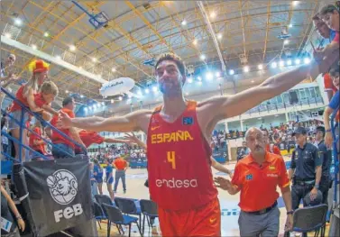  ??  ?? EL LÍDER. Pau Gasol saluda a los aficionado­s tras un encuentro de preparació­n de la Selección.