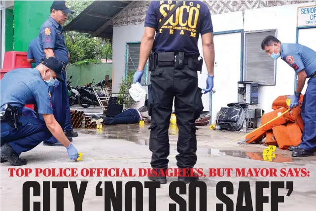  ?? SUNSTAR FOTO / AMPER CAMPAÑA ?? ONE OF 5 KILLED IN 13 HOURS. Police investigat­ors examine the scene outside the Kalunasan, Cebu City Barangay Hall where a lone gunman killed Councilman Roel Mabano last Tuesday afternoon.