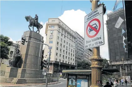  ?? DIEGO DÍAZ ?? Prohibido. En mayo la Ciudad empezará a hacer multas para quienes circulen sin el permiso.