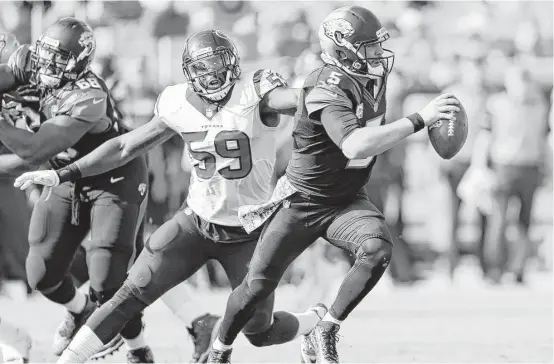  ?? Brett Coomer / Houston Chronicle ?? Texans linebacker Whitney Mercilus (59) tries to get a drop on Jaguars quarterbac­k Blake Bortles, who Sunday missed receivers on two potential TD throws.