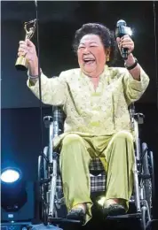  ??  ?? Datuk Lai Meng celebratin­g her Lifetime Achievemen­t Award during the ceremony.