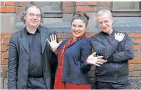  ?? FOTO: CLARISSA DAHMEN ?? Sie laden zur Operetten-Gala: Thomas Layes, Elizabeth Wiles, Ralf Peter (von links).