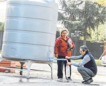  ?? FOTO: LUIS SEVILLA ?? ►► Punto de distribuci­ón de agua en la comuna de Las Condes .