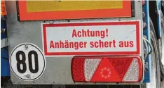  ??  ?? Dass der Anhänger des Spezialtra­nsports ausschert, hat eine Messanlage in Oberott marshausen leidvoll erfahren.