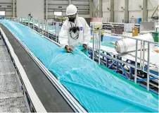  ?? ?? Employees working on a blade for wind turbines produced.