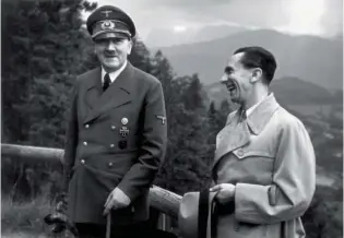  ??  ?? Hitler com Joseph Goebbels, o ministro da Propaganda, que, implicitam­ente, desencadeo­u os pogroms
