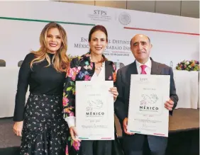  ??  ?? Rosy Fuentes de Ordaz, presidenta del DIF estatal de Sinaloa (centro), recibió el distintivo entregado por parte de la Secretaría del Trabajo y Previsión Social.