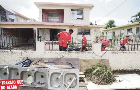  ??  ?? Vecinos de Villa Calma, que han recibido ayuda de AARP Puerto Rico y Foundation for Puerto Rico, no cesan en las labores de rehabilita­ción de hogares, la mayoría personas de la tercera edad. TRABAJO QUE NO ACABA