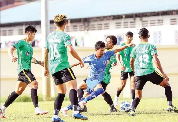  ?? EDC ?? Electricit­e Du Cambodge’s player (blue) was surrounded by Soltilo Angkor’s players during their Cambodian League 2 at the EDC Stadium on Sunday.