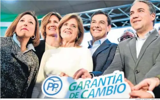  ?? REPORTAJE GRÁFICO: JORDI VIDAL ?? Juanma Moreno, con algunos candidatos al Parlamento de Andalucía, ayer, en la presentaci­ón del programa.