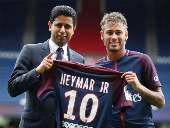  ?? Bild: CHRISTIAN HARTMANN ?? STORVÄRVNI­NG. Under pampiga former presentera­des Neymar av Paris Saint-germain, sida vid sida med klubbens president Nasser Al-khelaifi.