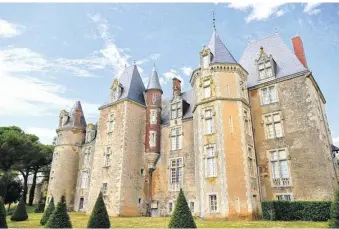  ??  ?? La façade sud du château de La Renaudière offre toute son histoire architectu­rale.