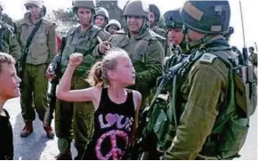  ??  ?? MENENTANG penindasan terhadap tentera Israel ketika Ahed berusia 12 tahun.