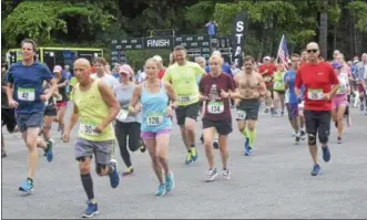  ?? JOSEPH PHELAN — JPHELAN@DIGITALFIR­STMEDIA.COM ?? The ninth annual Run for Horses 5K at Saratoga Spa State Park