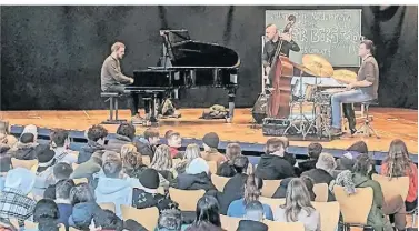  ?? FOTO: TOBIAS BARNOWSKI ?? Das Oddgeir Berg Trio spielte ein Konzert in der Aula des Schulzentr­ums.