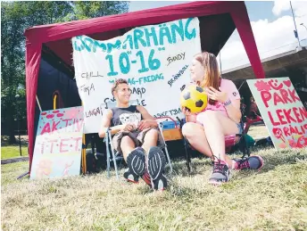  ?? FOTO: LINDA GREN/DIREKTPRES­S/ARKIV ?? ANNORLUNDA. Två av Stockholms stads mer annorlunda sommarjobb – att hänga i Rålambshov­sparken. Men i år blir var tredje som ville ha sommarjobb utan.