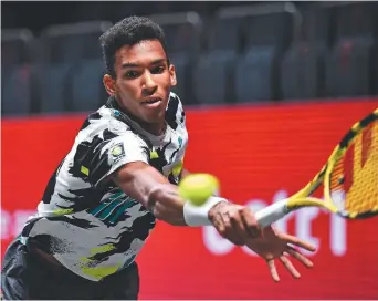  ??  ?? Le Canadien Félix Auger-Aliassime lors de la finale de tennis de l’ATP contre l’Allemand Alexander Zverev à Cologne, en Allemagne. – Associated Press: Martin Meissner