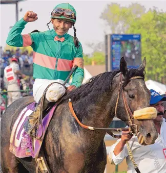  ?? AL BEHRMAN/ASSOCIATED PRESS ?? Jockey Mike Smith and Giacomo are led to the winner’s circle after winning the 2005 Kentucky Derby at Churchill Downs in Louisville, Kentucky.