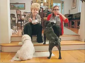  ?? HBO ?? Reynolds y Fisher en una escena casera con sus dos perros
