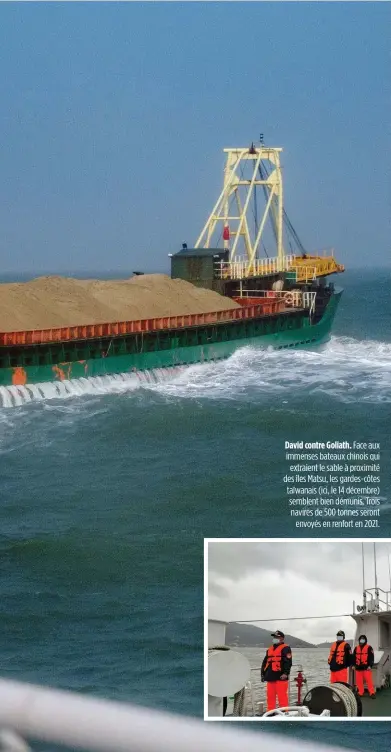  ??  ?? David contre Goliath. Face aux immenses bateaux chinois qui extraient le sable à proximité des îles Matsu, les gardes-côtes taïwanais (ici, le 14 décembre) semblent bien démunis. Trois navires de 500 tonnes seront envoyés en renfort en 2021.