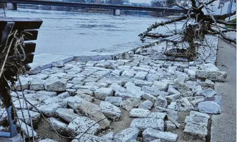  ?? Foto: Helmut Bissinger ?? Ein entwurzelt­er Baum hatte sich an den Sitzbänken der neuen Donauprome­nade festgehakt. Er ist inzwischen von Mitarbeite­rn des Donauwörth­er Bauhofs abtranspor­tiert worden. Wann der Weg wieder freigegebe­n werden soll, ist bislang noch unklar.