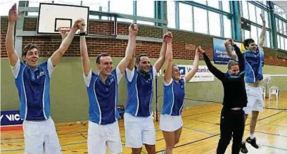  ??  ?? Kollektive­r Jubel bei den Badminton-Spielern der . Mannschaft des SV GutsMuths am Sonntag. Foto: Peter Poser