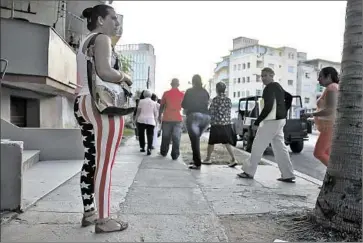  ?? Photog r aphs by Robert Gauthier Los Angeles Times ?? PEOPLE I N HAVANA f ile toward the U. S. Embassy to apply for tourist visas. U. S. off icials have stressed that there are no plans to end special status for Cuban immigrants, but over 95,000 have left Cuba since 2014.