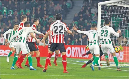  ??  ?? POLÉMICA FANTASMA. Herrerín saca un balón que se colaba. Las repeticion­es no aclaran si la pelota entró del todo o no.